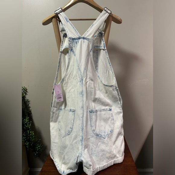 Wild Fable Acid Wash Denim Bib Overall Shorts Size Medium NWT Distressed - Picture 4 of 4